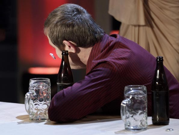Wettkandidat Tobias Berger schnippst mit seinem Ohr Kronkorken am Samstag (12.02.2011) bei "Wetten, dass..?" auf der Bühne in Halle (Saale) in Biergläser.