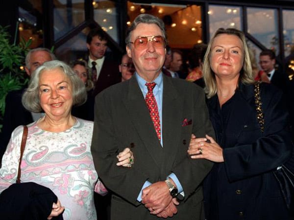 2003 starb seine geliebte Frau und Managerin Hilde (li.), mit der er seit 1952 verheiratet war. 2009 kam seine Tochter Susanne (re.) in Thailand bei einem Autounfall ums Leben. Seitdem hatte er sehr zurückgezogen gelebt. 2003 starb seine geliebte Frau und Managerin Hilde (li.), mit der er seit 1952 verheiratet war. 2009 kam seine Tochter Susanne (re.) in Thailand bei einem Autounfall ums Leben. Seitdem hatte er sehr zurückgezogen gelebt.