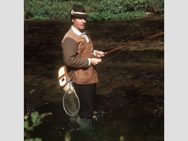 Der österreichische Schauspieler, Sänger und Entertainer Peter Alexander beim Angeln in einem Bach. (Undatierte Aufnahme). Der österreichische Schauspieler, Sänger und Entertainer Peter Alexander beim Angeln in einem Bach. (Undatierte Aufnahme).