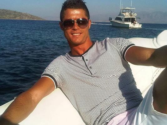Viele Spieler im Ausland stehen in ständigem Kontakt mit ihren Fans: So verkündet Cristiano Ronaldo von Real Madrid über Twitter, dass er Vater eines Sohnes wird. Auch das Posten von Urlaubsfotos ist sehr beliebt.
