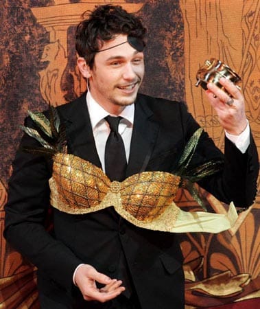 In skurriler Kostümierung nimmt James Franco 2009 seine Auszeichnung zum "Mann des Jahres" bei der "Hasty Pudding"-Preisverleihung in der Harvard Universität in Cambridge entgegen.