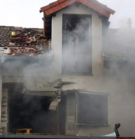 Am Dienstagmorgen bringt eine Explosion die Fassade eines Einfamilienhauses in Wachtberg bei Meckenheim zum Einsturz.