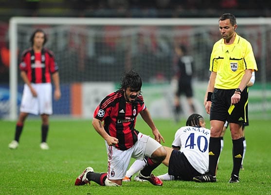 Nach einem Foul sieht Gattuso Gelb. Zuviel für ihn, frustriert hämmert Mailands Kapitän auf den Rasen ein.