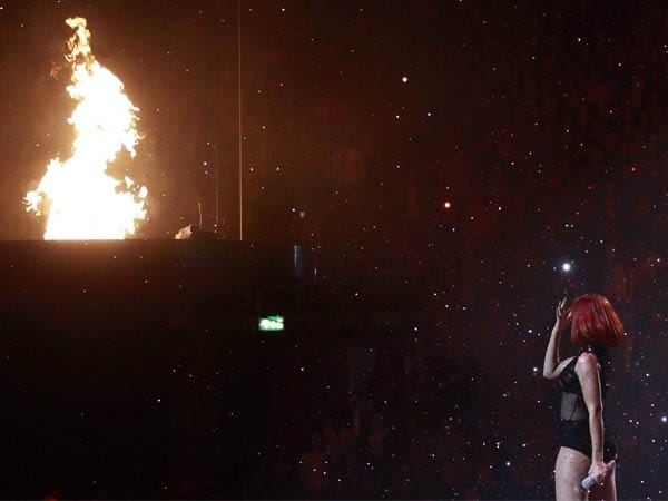 In Rihannas Bühnenshow ging es ganz schön heiß her. In Rihannas Bühnenshow ging es ganz schön heiß her.