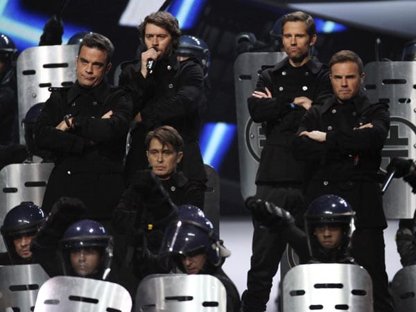 Take That bekamen den Preis für die Beste Britische Band. Take That bekamen den Preis für die Beste Britische Band.