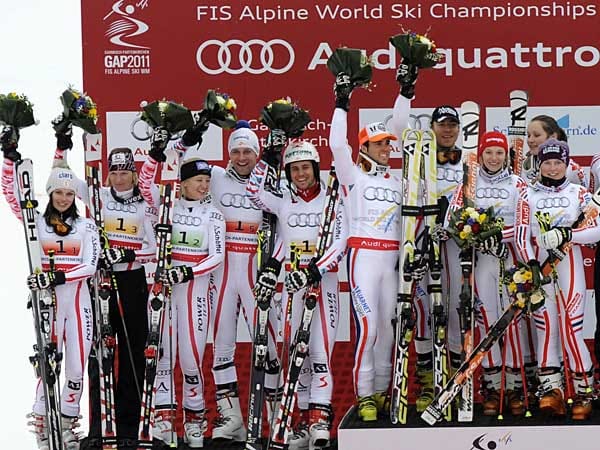 Frankreich gewinnt überraschend Team-Gold in Garmisch. Favorit Österreich (links) wird nur durch die Addition der Zeiten geschlagen.