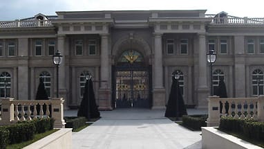 Wer bezahlte diese italienische Villa am Schwarzen Meer?