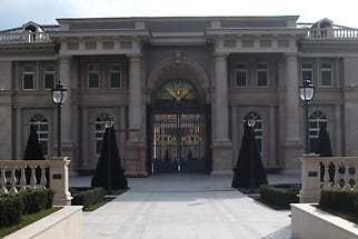 Wer bezahlte diese italienische Villa am Schwarzen Meer?