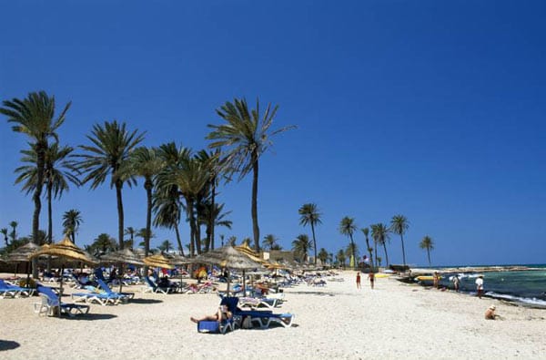 Urlauber am Strand der Oase Zarzis auf Djerba in Tunesien.