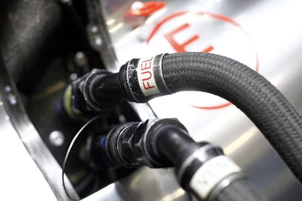 Beim Qualifying müssen die Piloten mit ihren Boliden aus eigener Kraft bis in die Boxengasse kommen. Dort nimmt die FIA eine Benzinprobe. Diese Neuerung ist die Konsequenz aus Montreal 2010. Dort musste der McLaren von Lewis Hamilton in die Box zurückgeschoben werden.