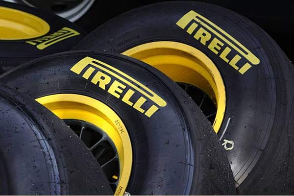 Bridgestone ist Geschichte. Nun kommt das schwarze Gold aus dem Hause Pirelli. Die Italiener wollen eine andere Reifenmischung verwenden. Die Pneus sind für alle Fahrer neu. Es wird sich erst herausstellen, wer gut mit den Pirellis zu recht kommt und wer nicht. Die Reifen sind vielleicht die größte Veränderung 2011.