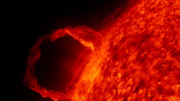 Ausgelöst werden diese Eruptionen von Schwankungen, die durch das Brodeln von Elementarteilchen entstehen. Bei einem solchen Ausbruch werden geladene Partikel von der Sonne ausgestoßen und fliegen mit einer Geschwindigkeit von 900 Kilometern pro Sekunde Richtung Erde.