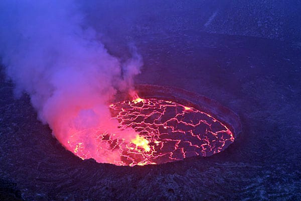 Wogender See: Der Pegel im Vulkankessel ist der beste Gradmesser für die Bedrohungslage am Nyiragongo. Je höher er steigt, desto größer ist der Magmadruck. Noch wenige Meter, und der See flutet die nächste Ebene des Kraters.