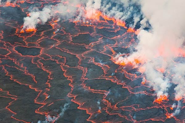 Dampfender Vulkankessel: Die Fotos der Teilnehmer der privaten Exkursion um den Vulkanologen Tom Pfeiffer vom Kratersee des Nyiragongo liefern den derzeit besten Einblick in einen der gefährlichsten Vulkane der Welt.