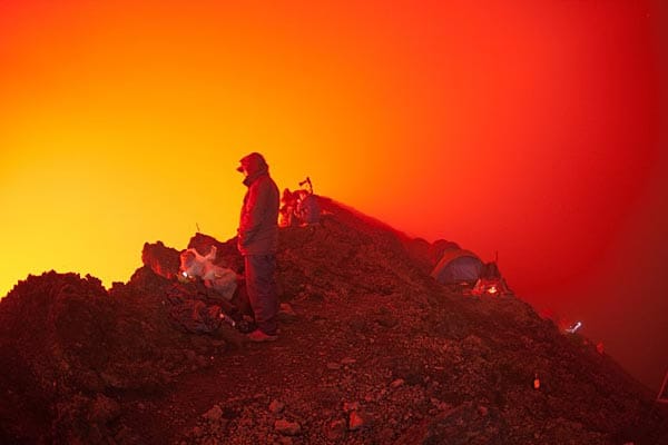 Überwältigender Blick in die Tiefe: "Sobald man sich über den Kraterrand lehnt, weht ein warmer Wind", berichtet der Vulkanologe Tom Pfeiffer von VolcanoDiscovery.