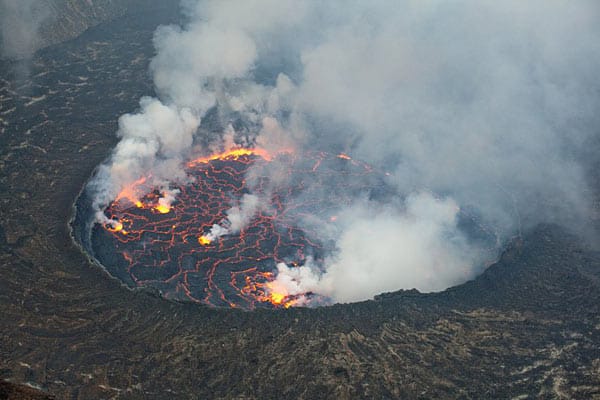 Tödliche Masse: Der See mit der dünnflüssigsten Lava der Welt steht jetzt fast so hoch wie vor früheren Ausbrüchen. Spätestens seit seiner letzten Eruption im Januar 2002 gilt der fast 3500 Meter hohe Nyiragongo als unberechenbar.