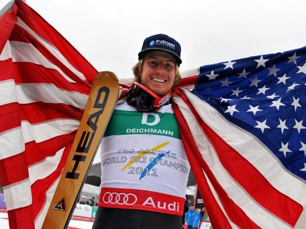 Der Amerikaner Ted Ligety gewinnt Gold im Riesenslalom, nachdem es 2009 nur für Bronze gereicht hatte. Er verweist Cyprien Richard aus Frankreich und den Österreicher Philipp Schörghofer auf die Plätze.