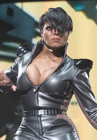 Explosionsgefahr vom Feinsten: Mit diesem Überdruck-Dekolletee präsentierte sich Janet Jackson bei ihrem Konzert im taiwanesischen Taipeh den Zuschauern.