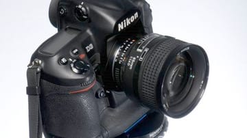 Digitale Spiegelreflexkamera mit Objektiv.