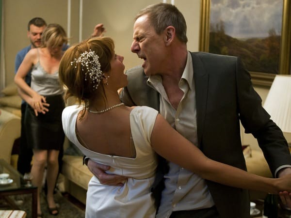 Nach überstandener Krebstherapie tanzt Rikkard (Jesper Christensen) auf seiner Hochzeit ausgelassen mit Ehefrau Sanne (Anne Louise Hassing).