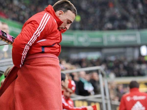 Franck Ribéry bereitet sich auf den Spielbeginn auf der Ersatzbank vor. Decke umwickeln und...
