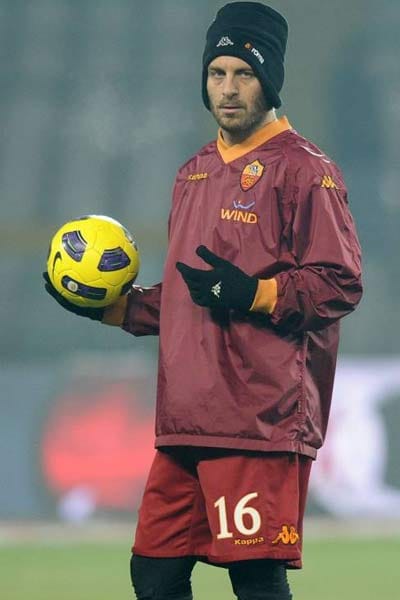 Mütze, Handschuhe und Strumpfhosen: Volles Programm gegen Minusgrade auch bei Daniele de Rossi vom AS Rom.