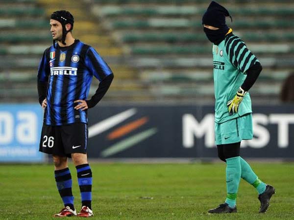 Christian Chivu von Inter Mailand (li.) spielt da sganze Jahr mit einem Kopfschutz. Julio Cesar hat dagegen das volle Programm gegen die Kälte aufgefahren.