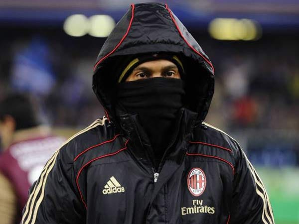 Kaum zu erkennen ist Ronaldonho. Mit dicker Jacke, Schal, Mütze und Kapuze trotz er den eisigen Temperaturen.