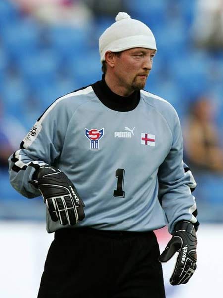 Jens Martin Knudsen absolvierte von 1998 bis 2006 insgesamt 65 Länderspiel für die Färöer Inseln. Kultstatus erlangete er mit seiner Pudelmütze.