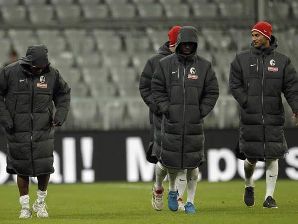 Die Kicker des SC Freiburg versinken nach der Pleite bei den Bayern in überlangen Wintermänteln.