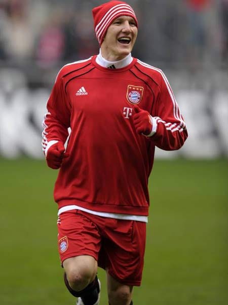 Bastian Schweinsteiger vom FC Bayern hat allen Grund zur Freude. Mit der Mütze in Vereinsfarben bleibt der Kopf warm.