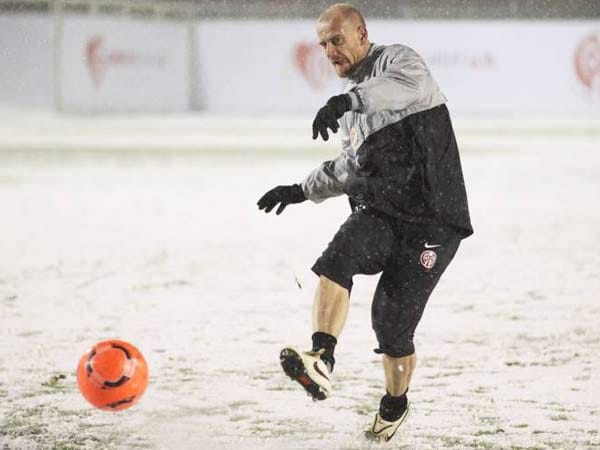 Angriff ist die beste Verteidigung: Miroslav Karhan vom FSV Mainz 05 geht in kurzen Hosen auf den schneebedeckten Trainingsplatz.