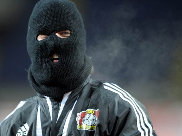 Bayer Leverkusens Ersatztorwart Tomasz Bobel begegnet dem Frost im Panzerknacker-Outfit.