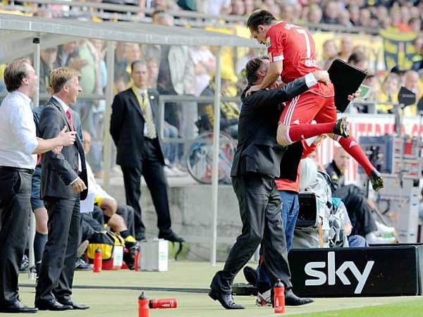 Im ersten Jahr unter Trainer Louis van Gaal bedeutet die Partie in Dortmund einen Wendepunkt für die Münchner. Die Mannschaft bringt den argwöhnisch beachteten Coach mit einem 5:1-Sieg aus der Schusslinie. Und der Holländer versöhnt sich mit Superstar Franck Ribéry, zu dem er vorher keinen Draht gefunden hat.