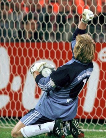 2001 erzwingen die Bayern das Glück. Beim Showdown im Westfalenstadion am 28. Spieltag springt ein großartiger Freistoß von Tomas Rosicky vom Pfosten in die Arme von Oliver Kahn. Die Bayern retteten dadurch das 1:1 und die Tabellenführung - und feiern am Ende den Meistertitel.