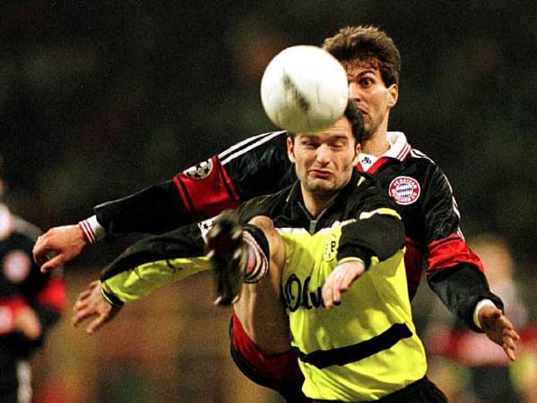 Sogar in der Champions League kreuzen die beiden deutschen Topteams der Neunziger die Klingen. 1998 setzt sich Titelverteidiger Dortmund im Viertelfinale knapp durch - dank eines Treffers von Stephane Chapuisat in der Verlängerung. In zwei Mal 90 Minuten zuvor gelingt keiner Mannschaft ein Tor.