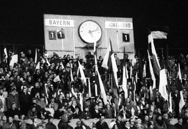 Sechs Jahre später hat sich der FC Bayern als eines der besten Teams der Liga etabliert - dagegen geht es beim ersten deutschen Europapokalsieger bergab. In der Abstiegssaison 1971/72 kassiert der BVB eine 1:11-Packung.