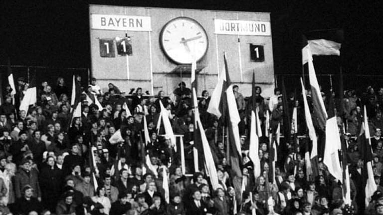 Sechs Jahre später hat sich der FC Bayern als eines der besten Teams der Liga etabliert - dagegen geht es beim ersten deutschen Europapokalsieger bergab. In der Abstiegssaison 1971/72 kassiert der BVB eine 1:11-Packung.