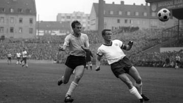 Das erste Bundesliga-Duell zwischen Bayern München und Borussia Dortmund gewinnt der BVB. Beim 2:0-Sieg im Stadion an der Grünwalder Straße im Jahr 1965 erzielt Reinhold Wosab einen Doppelpack gegen den Liga-Neuling FC Bayern.