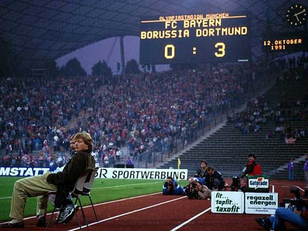 Eine Demütigung erleben die Bayern unter Trainer Sören Lerby in der Saison 1991/1992 nicht nur wegen der beiden 0:3-Klatschen gegen den BVB. München spielt eine katastrophale Saison und landet nach damals 38 Spieltagen nur auf Platz zehn. Der Revierklub verpasst hingegen die deutsche Meisterschaft in Ottmar Hitzfeld Premieren-Saison nur aufgrund des schlechteren Torverhältnisses gegenüber dem VfB Stuttgart.