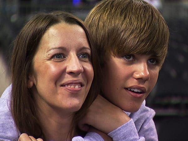 Justin Bieber wurde 1994 in Stratford, Ontario geboren. Seine Mutter Pattie Mallette zieht ihren musikbegeisterten Sohn seit der Trennung von Justins Vater, Jeremy Bieber, alleine groß.
