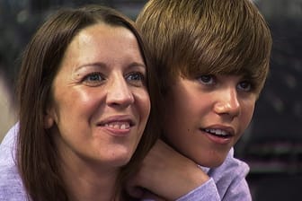 Justin Bieber wurde 1994 in Stratford, Ontario geboren. Seine Mutter Pattie Mallette zieht ihren musikbegeisterten Sohn seit der Trennung von Justins Vater, Jeremy Bieber, alleine groß.
