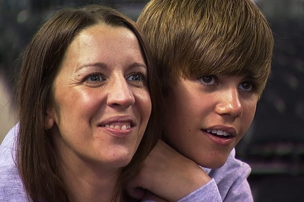 Justin Bieber wurde 1994 in Stratford, Ontario geboren. Seine Mutter Pattie Mallette zieht ihren musikbegeisterten Sohn seit der Trennung von Justins Vater, Jeremy Bieber, alleine groß.