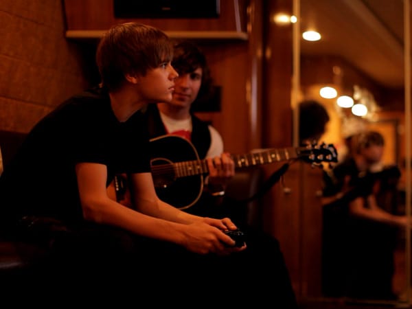 Schon in seiner Kindheit entdeckt Justin, der in ärmlichen Verhältnissen aufwächst, seine Liebe zur Musik. Er bringt sich selber Schlagzeug-, Gitarre-, Klavier- und Trompetespielen bei.
