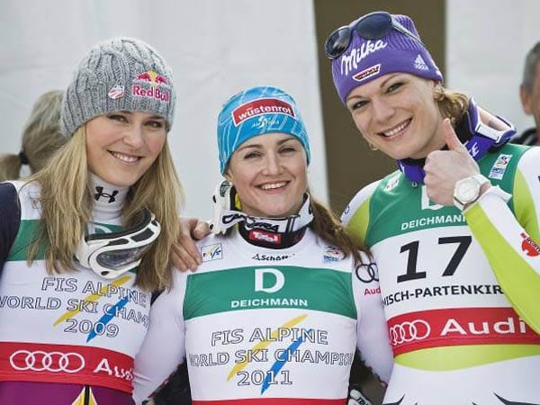 Bei der Ski-WM in Garmisch gehen die beiden Favoritinnen Riesch und Vonn gesundheitlich angeschlagen an den Start, die Titelkämpfe verlaufen für sie eher enttäuschend. In der WM-Abfahrt erkämpfen sich die Amerikanerin und die Deutsche jedoch Silber und Bronze. Große Gewinnerin ist die Elisabeth Görgl (M.) aus Österreich, die nach Abfahrt und Super-G ganz oben steht.