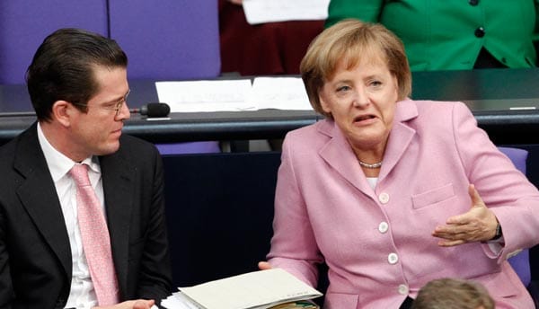 Bundeskanzlerin Angela Merkel stellt sich zunächst noch hinter ihren angeschlagenen Verteidigungsminister.
