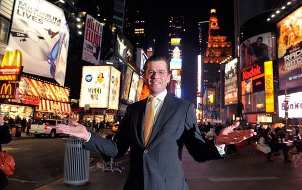 Karl-Theodor zu Guttenberg posiert auf dem Times Square in New York für die Kamera. Dem jungen Minister scheint die Welt zu Füßen zu liegen. Manche handeln ihn sogar schon als Nachfolger von Angela Merkel.