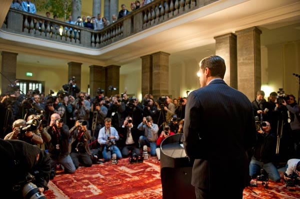 Schließlich muss Guttenberg jedoch Konsequenzen ziehen: Anfang März 2011 verkündet er seinen Rücktritt von allen politischen Ämtern: "Es ist der schmerzlichste Schritt meines Lebens", sagt der CSU-Politiker.