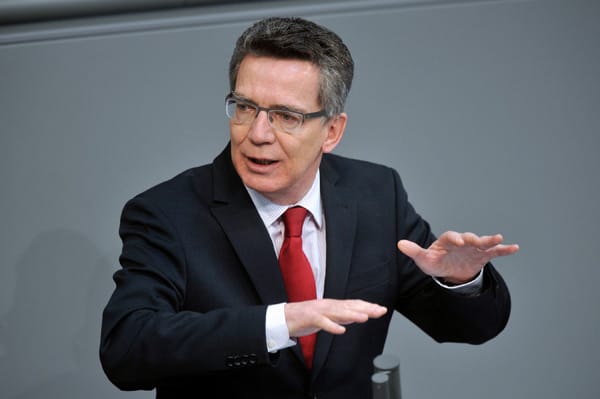 Sein Nachfolger im Verteidigungsressort wird Thomas de Maizière.