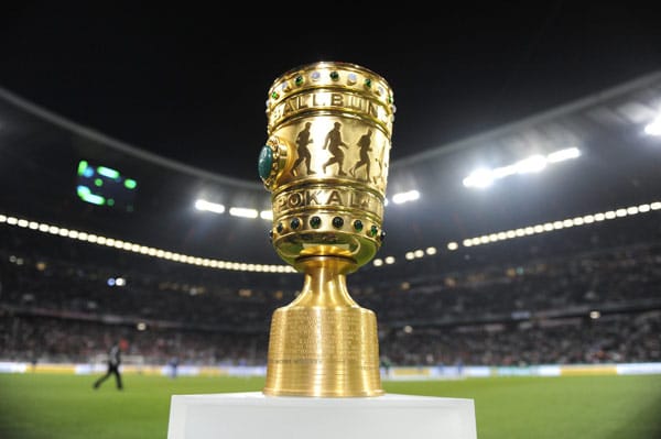 Der FC Bayern München bittet den FC Schalke 04 zum DFB-Pokal-Halbfinalspiel. Vor 69.000 Zuschauern wird der Finalgegner des MSV Duisburg gesucht.
